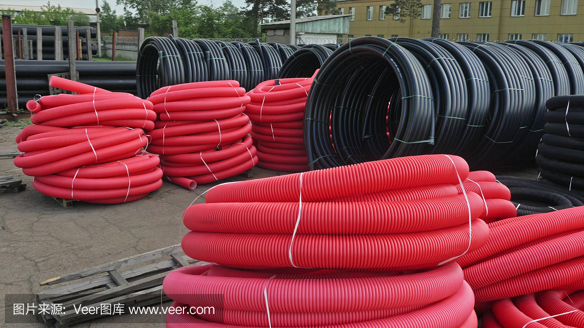 成品塑料管倉庫,工業(yè)戶外儲存場地。生產(chǎn)塑料水管的工廠。